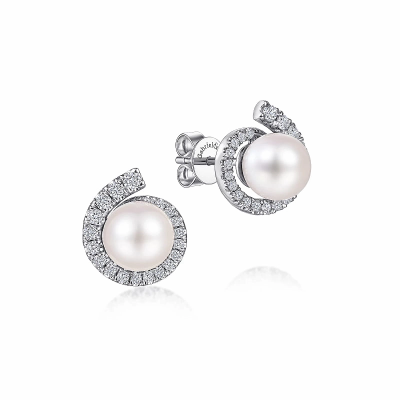 Polished Style Brilliant Choice 14K White Gold Pearl Stud Earrings with Diamond Halo