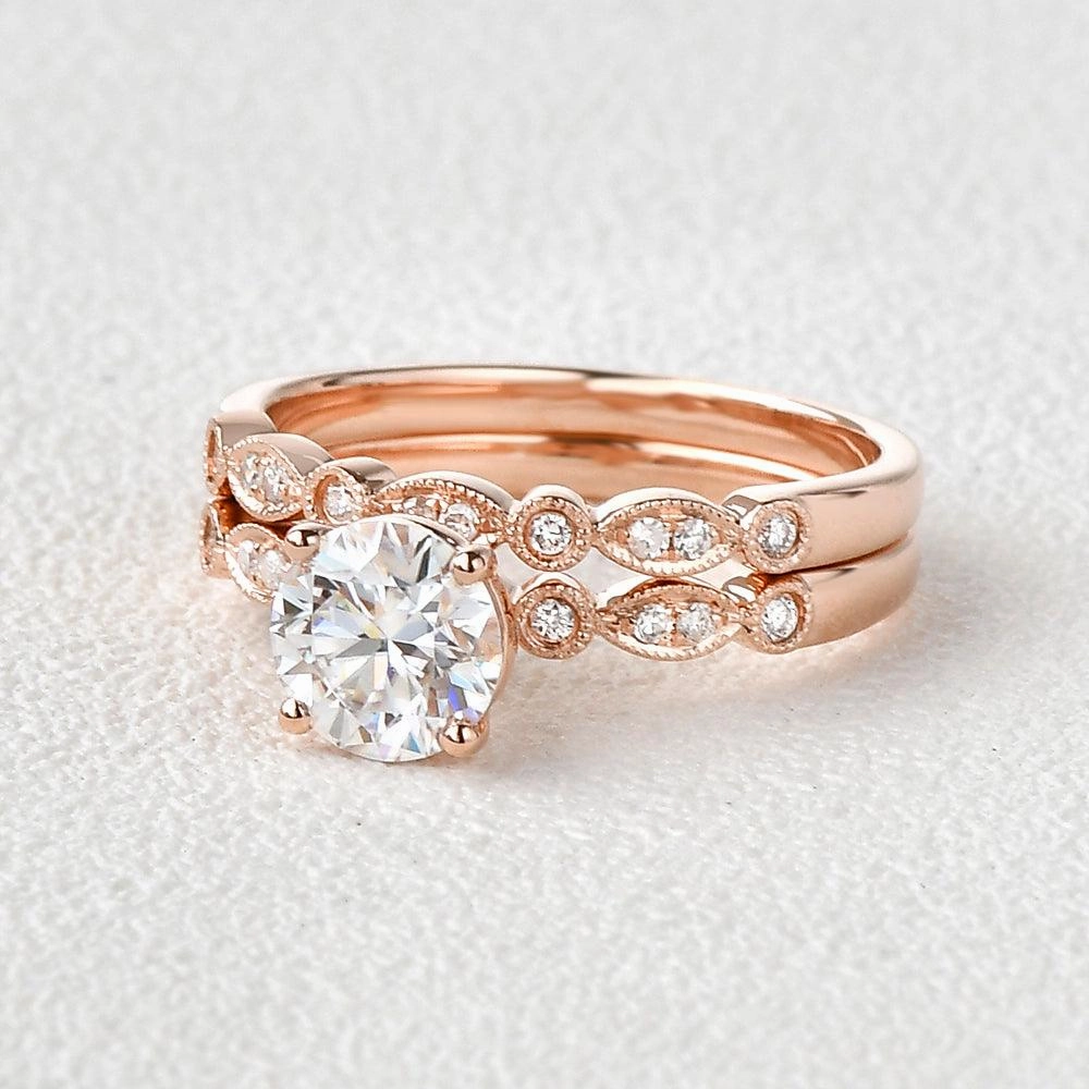 Refined Highlight Glitter Detail 1.0ct Moissanite Classic Four Prongs Ring Set 2pcs