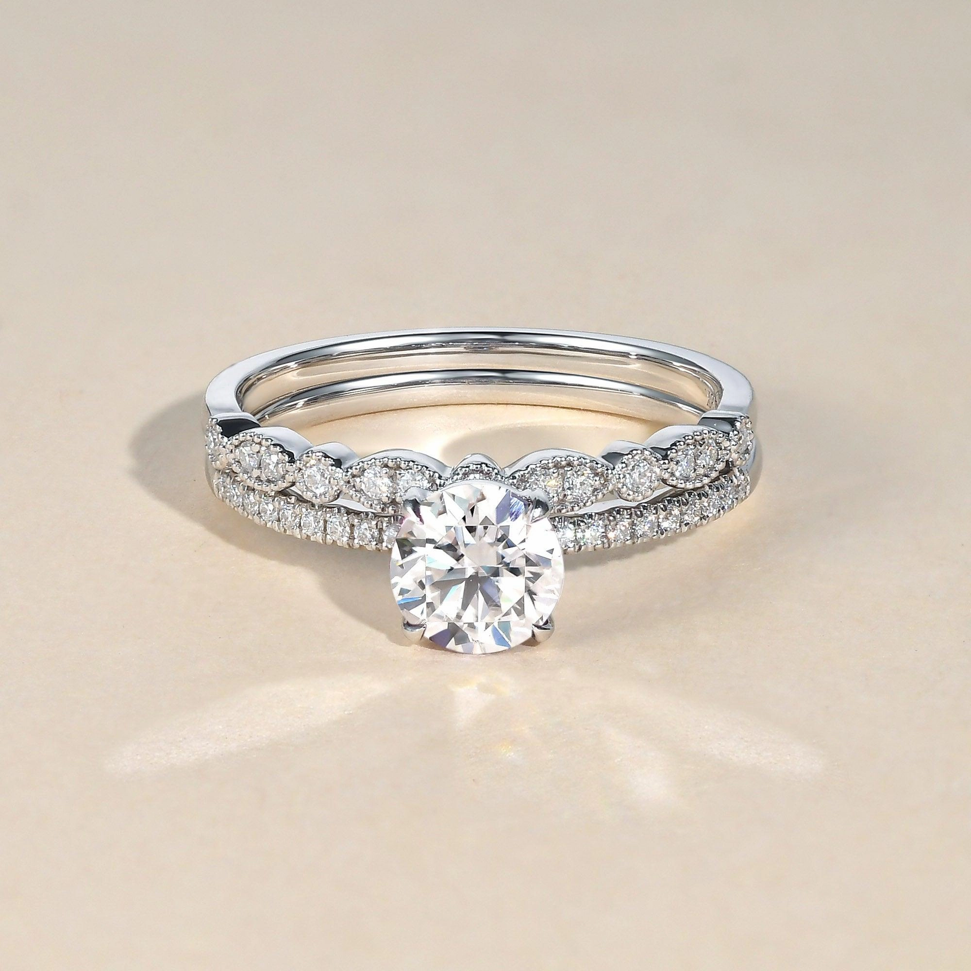 Versatile Charm Shiny Layer 1.0ct Round Cut Moissanite 4 Prongs Gold Ring Set 2pcs