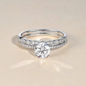 Versatile Charm Shiny Layer 1.0ct Round Cut Moissanite 4 Prongs Gold Ring Set 2pcs