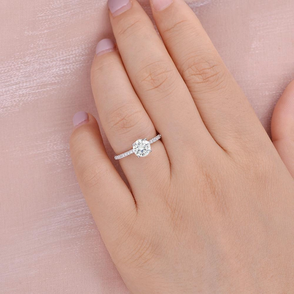 Gentle Accent 1.0ct Round Moissanite Four-Prong Classic Solitaire Ring