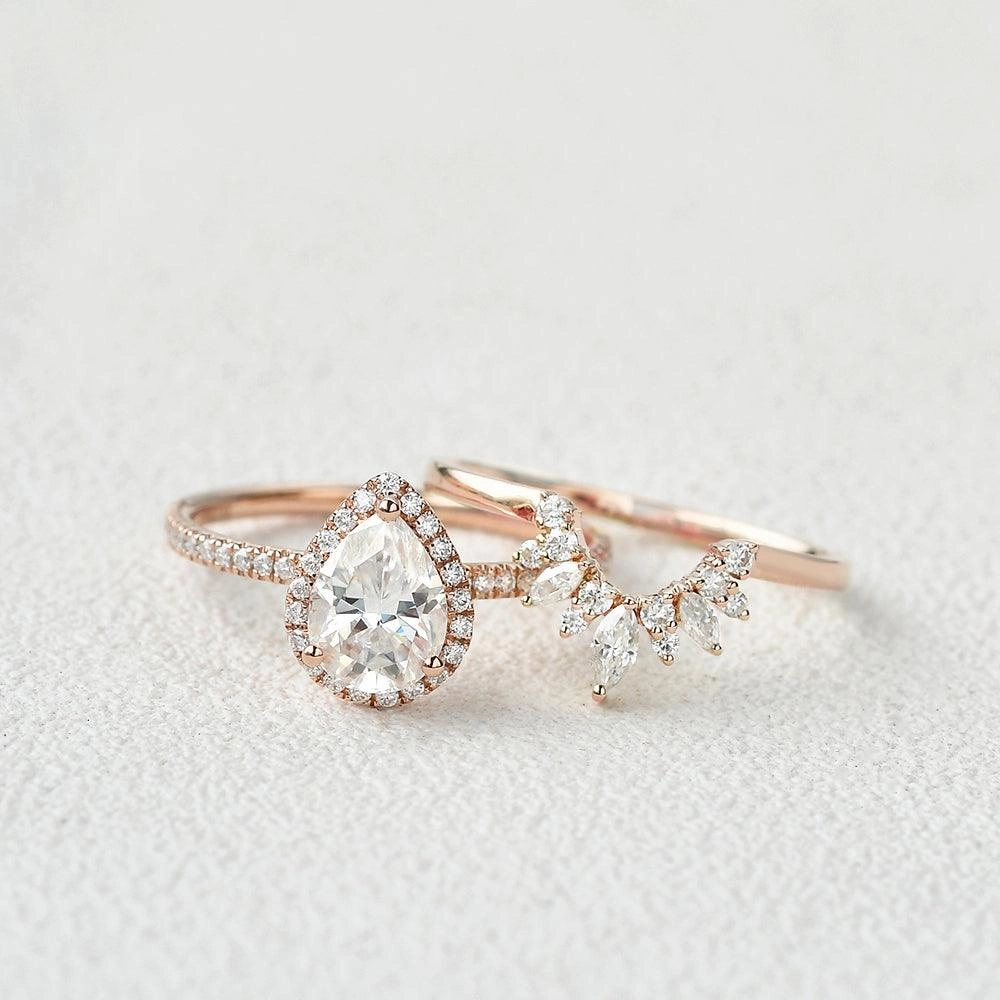 Soft Tone Bridal Accessory 1.5ct Moissanite Pear Cut Halo White Gold Ring Set 2pcs