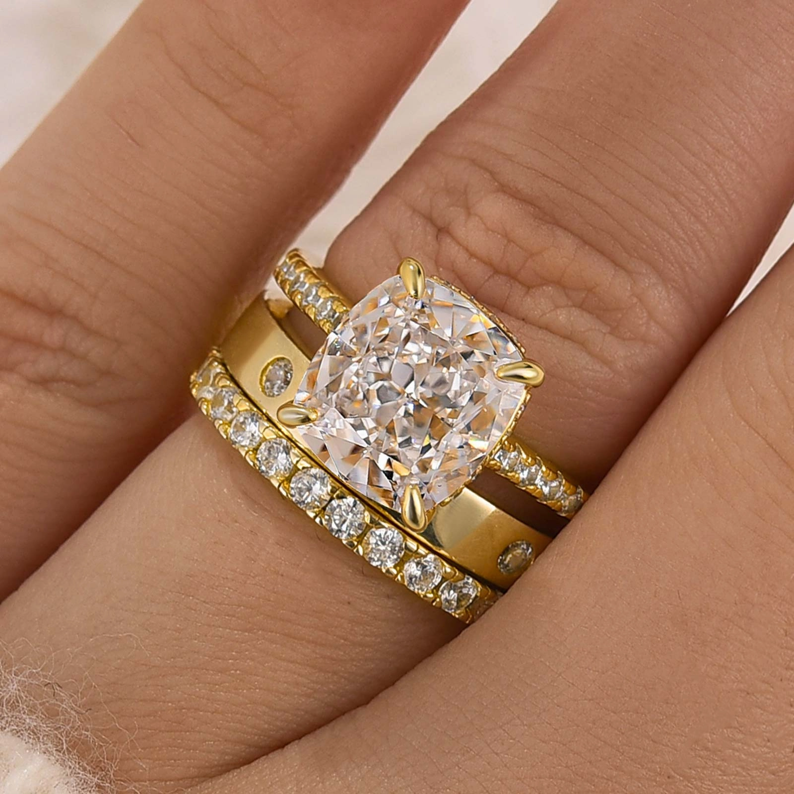 Sleek Outline 3PC 3.0Ct Cushion Cut Wedding Ring Set With Two Classic Wedding Bands