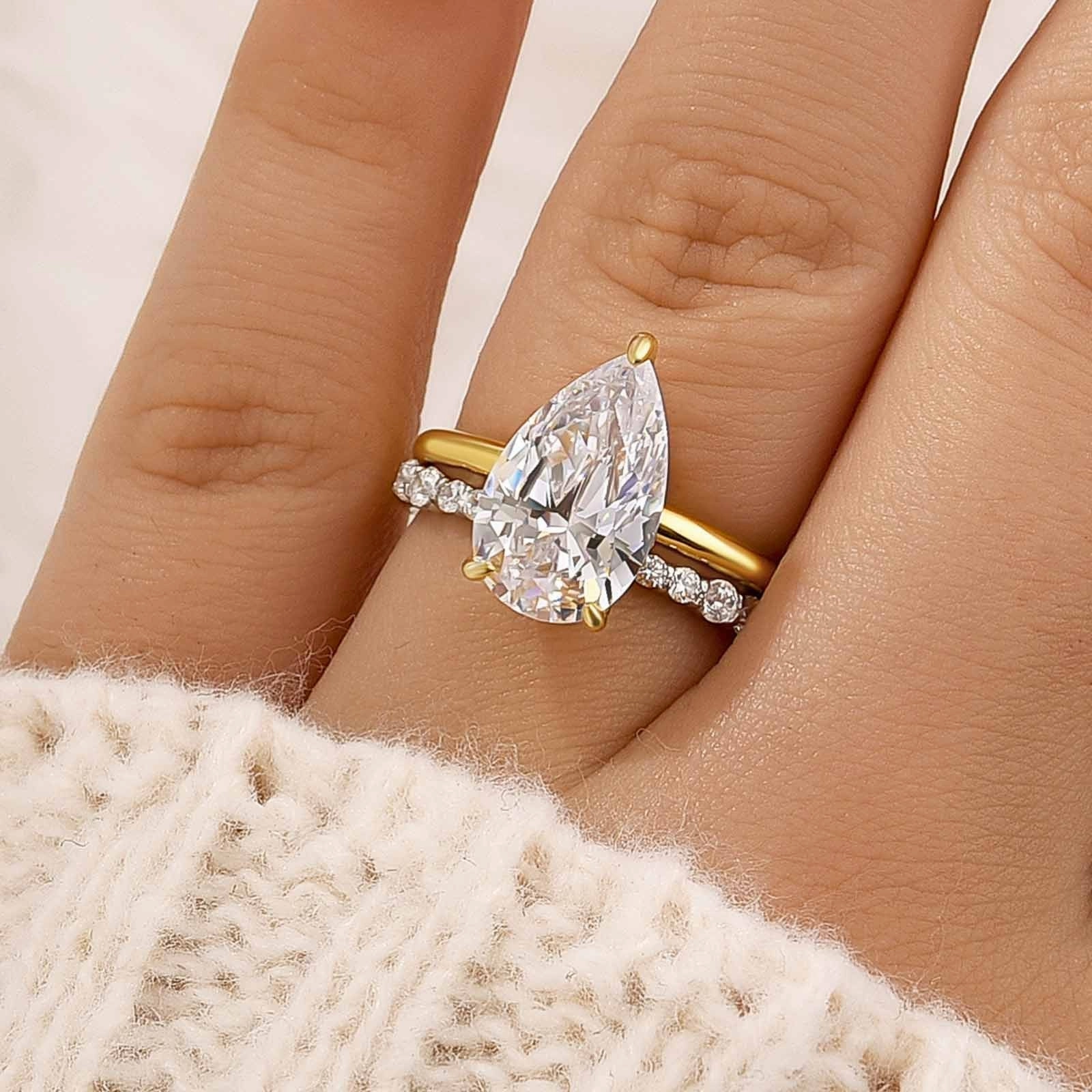 Graceful Accent 4.0Ct Pear Cut Wedding Ring Set With Classic Wedding Band