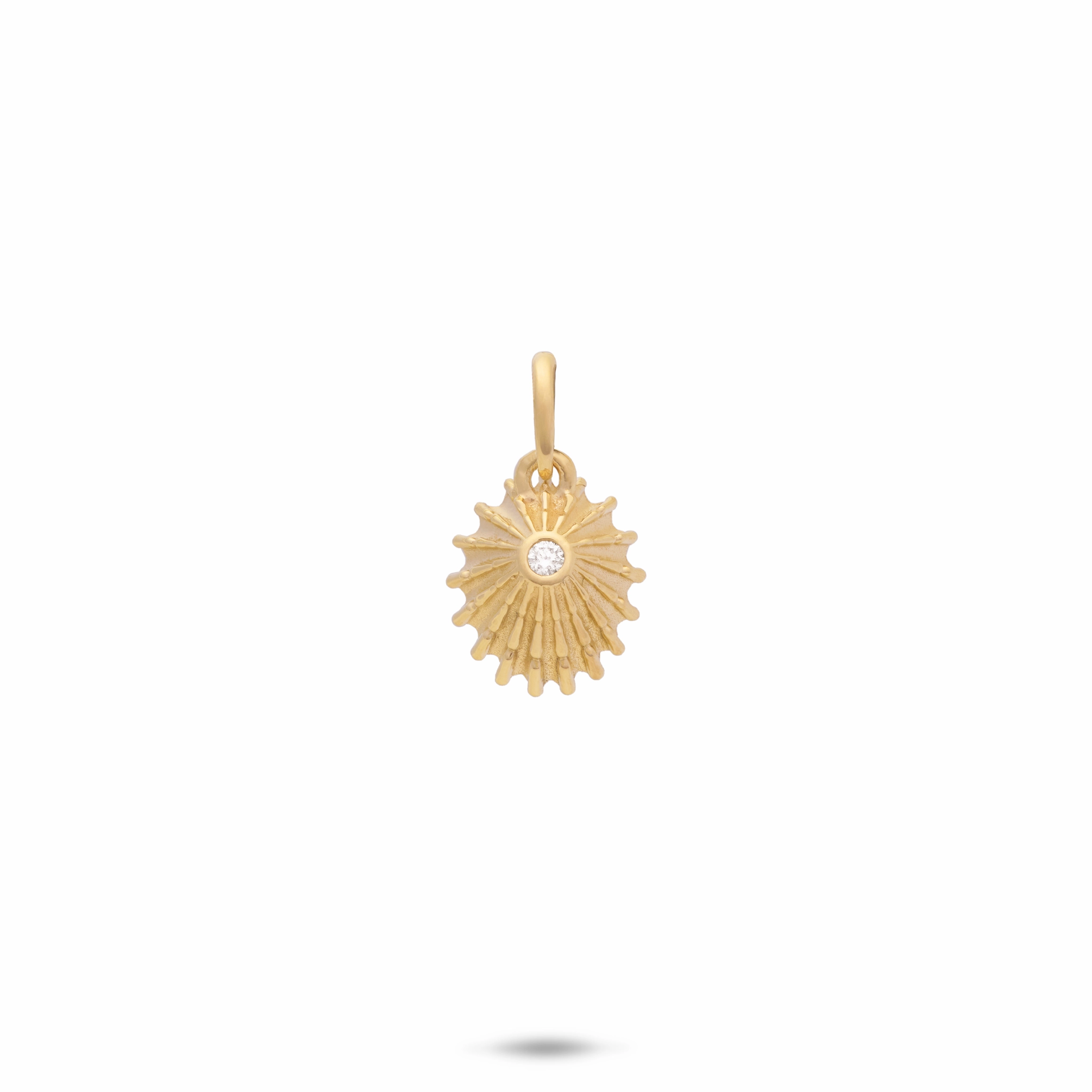 Chic Touch Dazzling Effect ?Opihi Pendant in Gold with Diamond - 12mm