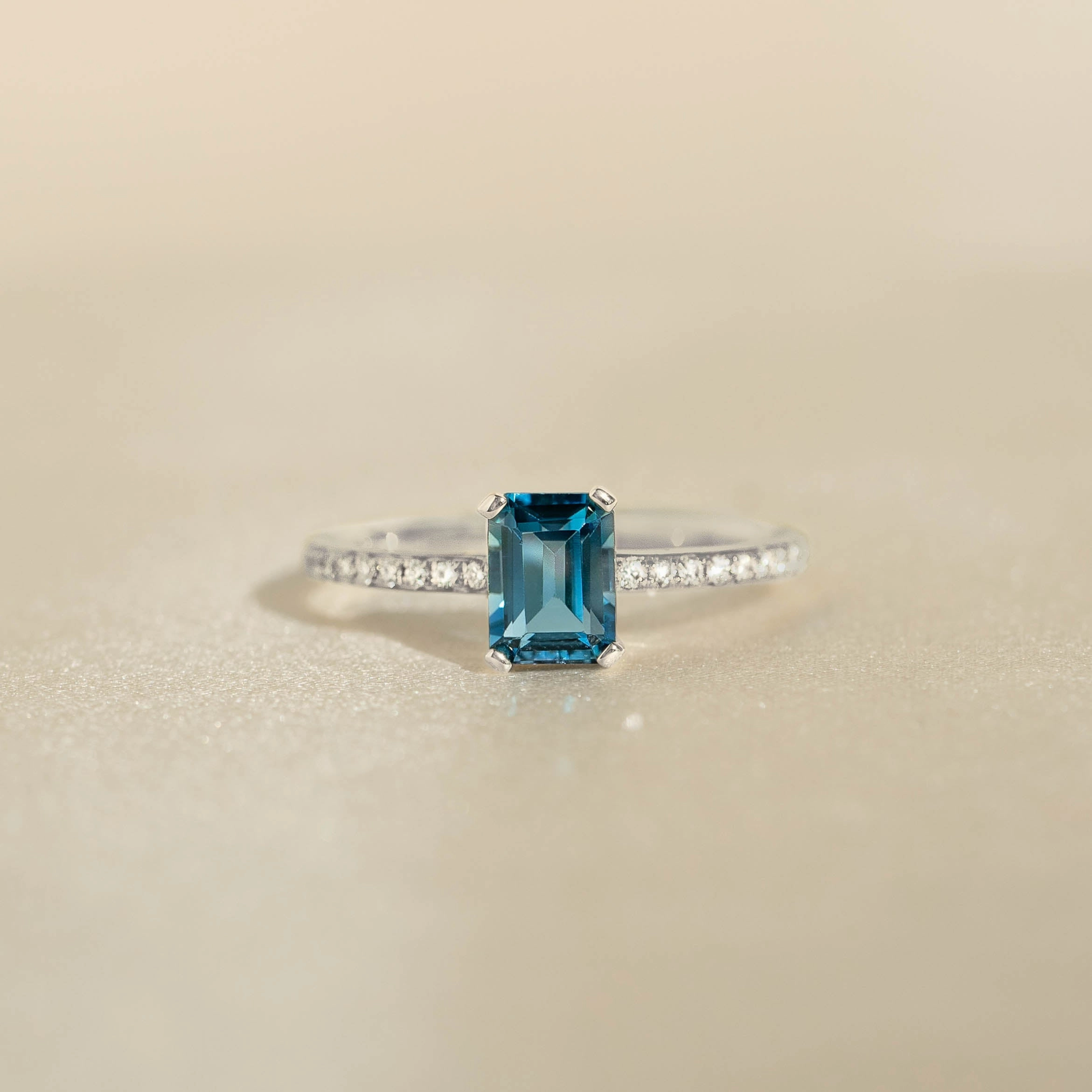 Value Object Artistic Creation Baguette London Blue Topaz and Diamond Ring White Gold - Safiya