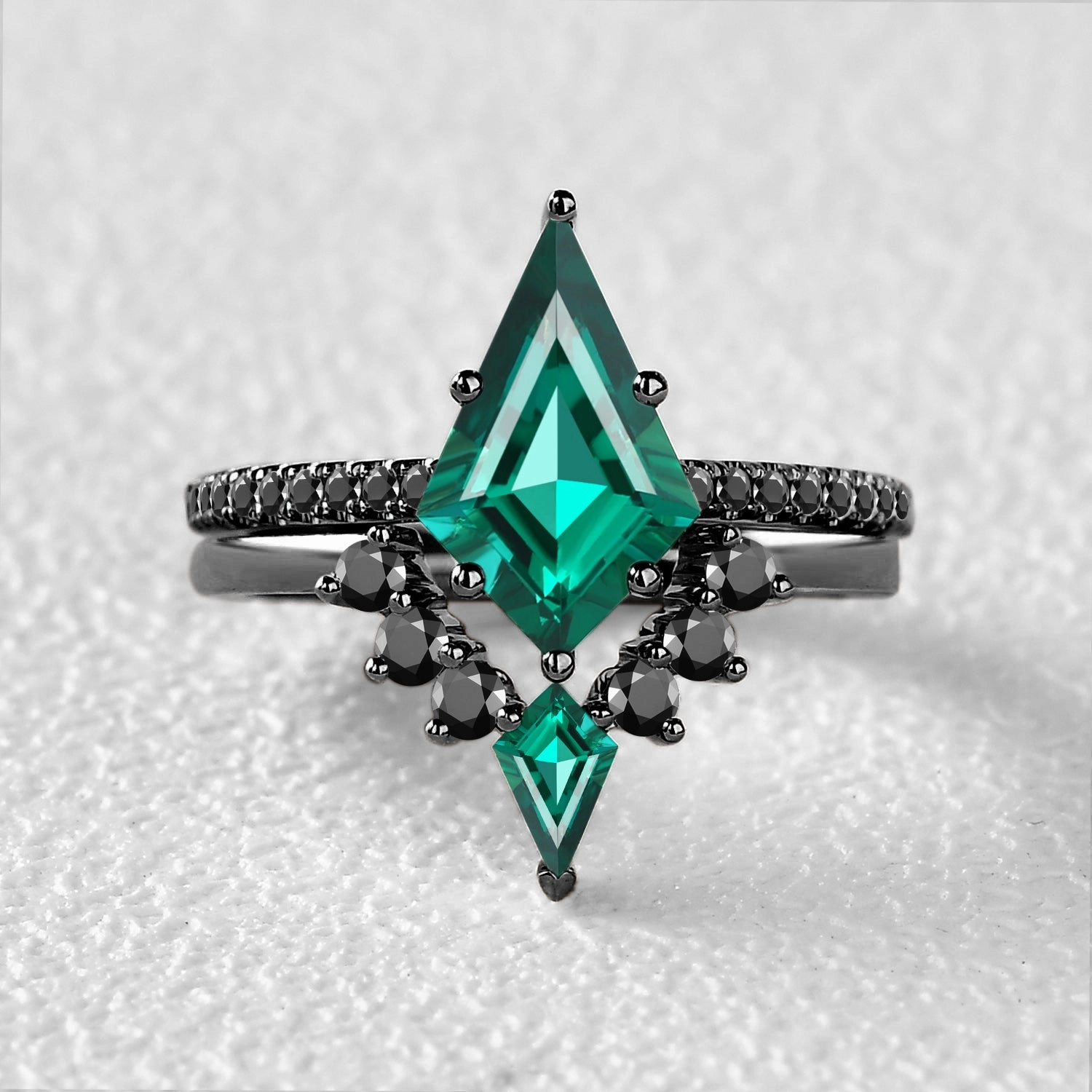 Subtle Detail Black Gold Women Unique Kite Emerald Engagement Ring Sets 2pcs