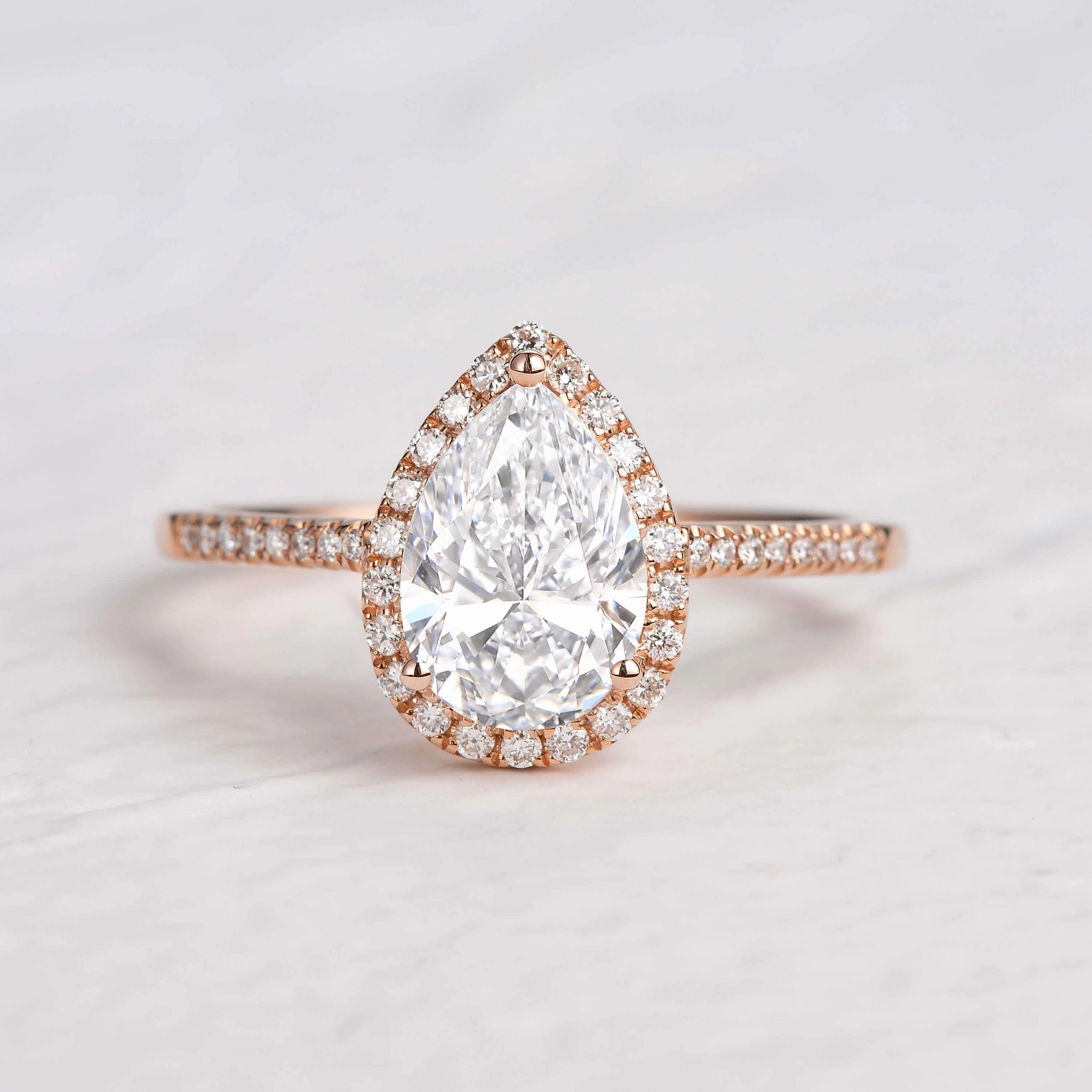 Luxury Flow 1.0-2.0ct Pear Shaped Lab Grown Diamond Classic Halo Gold Ring