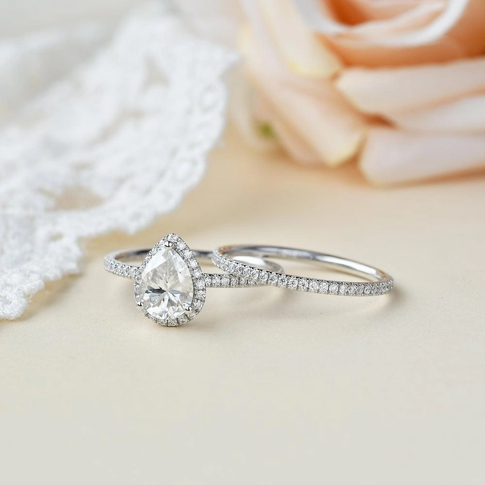 Exquisite Piece Sweet Spark 1.5ct Pear Moissanite Classic Halo Ring Set 2pcs