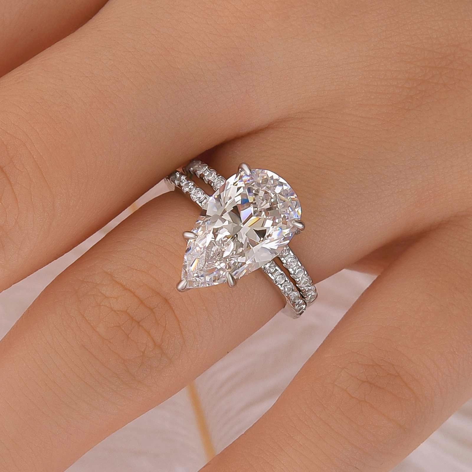 Chic Element Exquisite Detailing Excellent 4.5Ct Pear Cut Wedding Ring Set With Classic Wedding Band