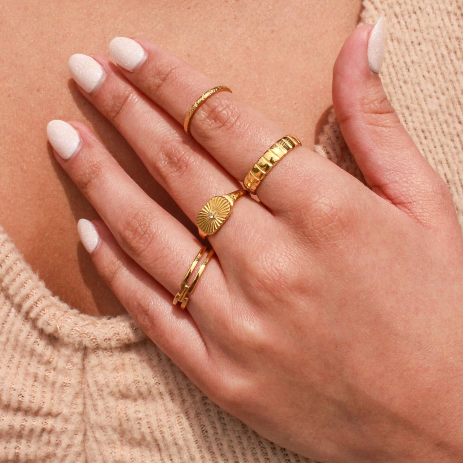 KATYA RIBBED BAND RING Premium accessory Neutral Finish