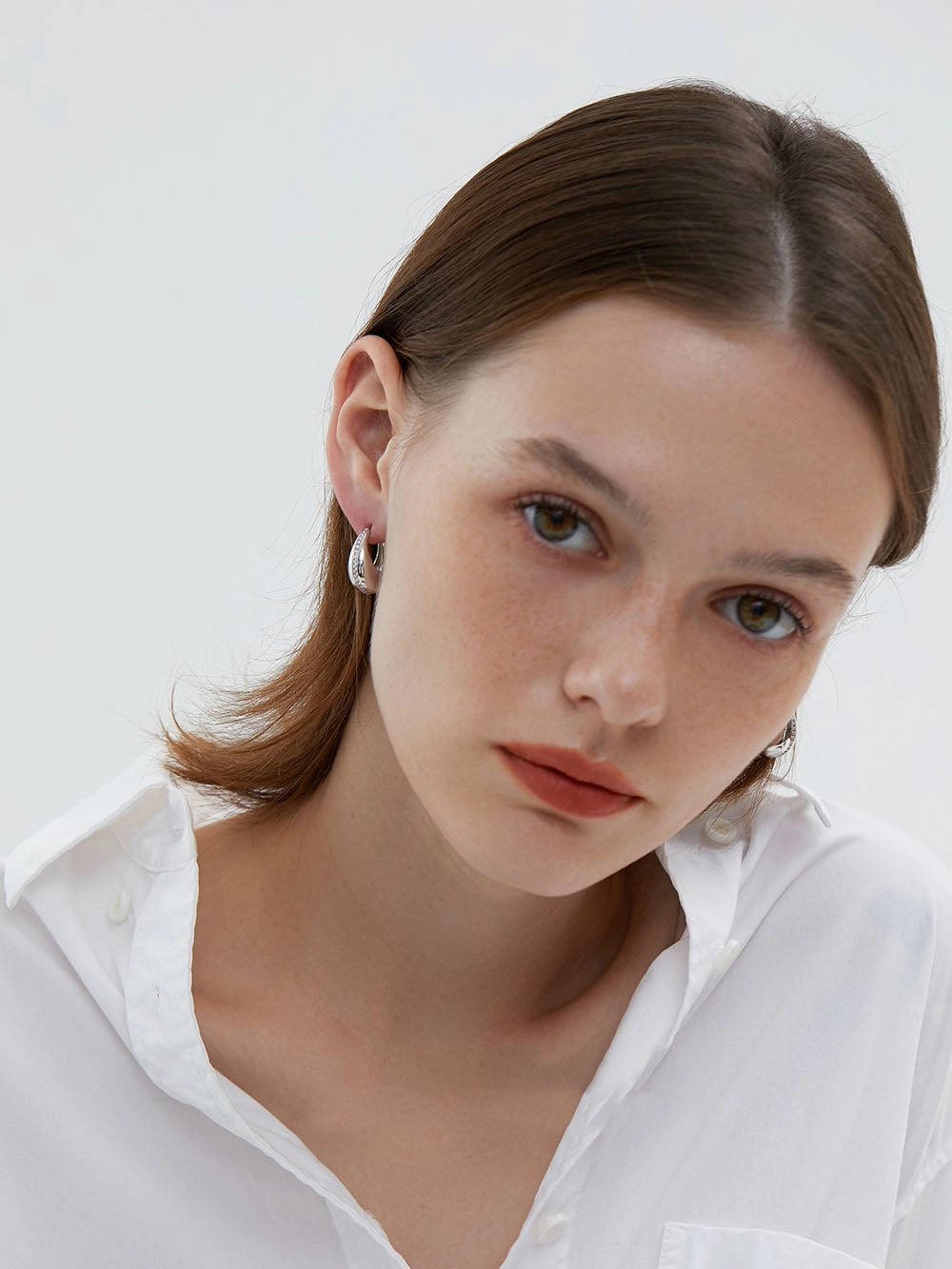 Hanna Paved Huggie Hoop Gold/Silver Vintage-Inspired Ornament Graceful Style