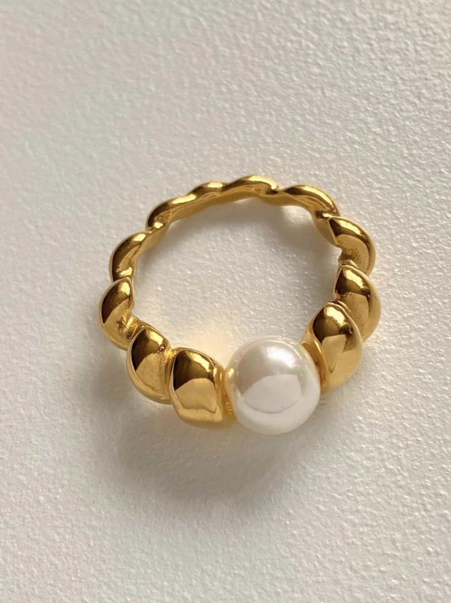 Refined Shape Pearl on Croissant Ring 18K Gold
