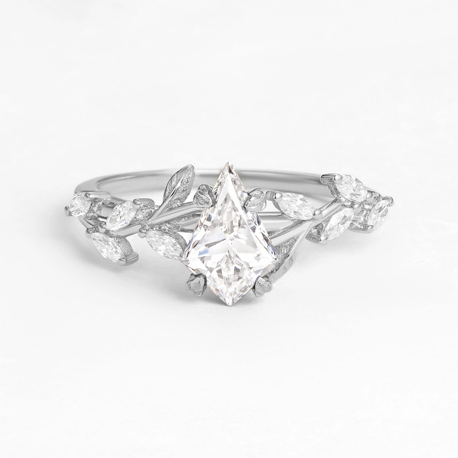 Signature Look City Spark Kite Cut Clear Lab Grown Diamond Leafy Gold Engagement Ring