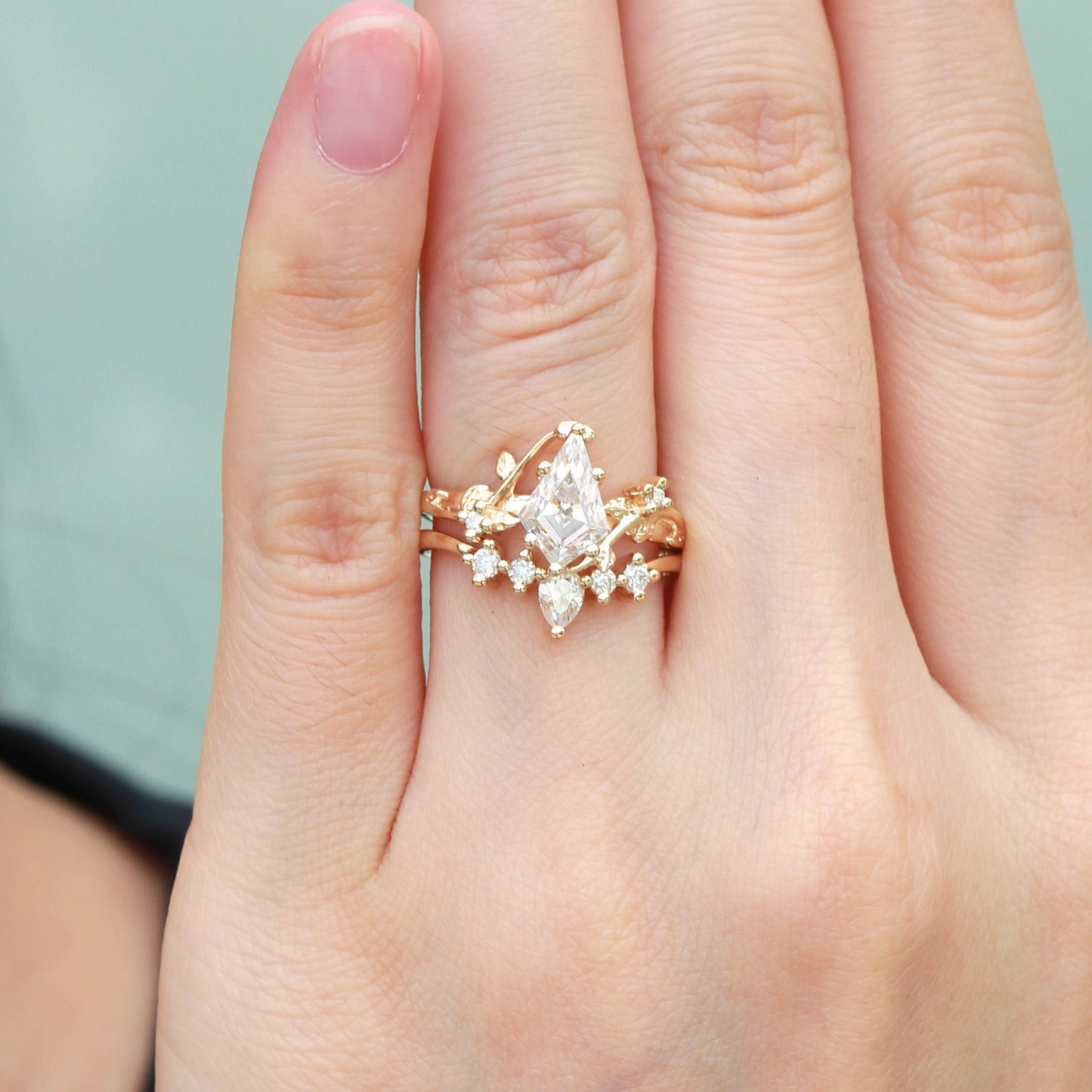 Kite Cut Moissanite Vine Engagement Ring Set 2pcs - Willow Dynamic Accent Lustrous Highlight