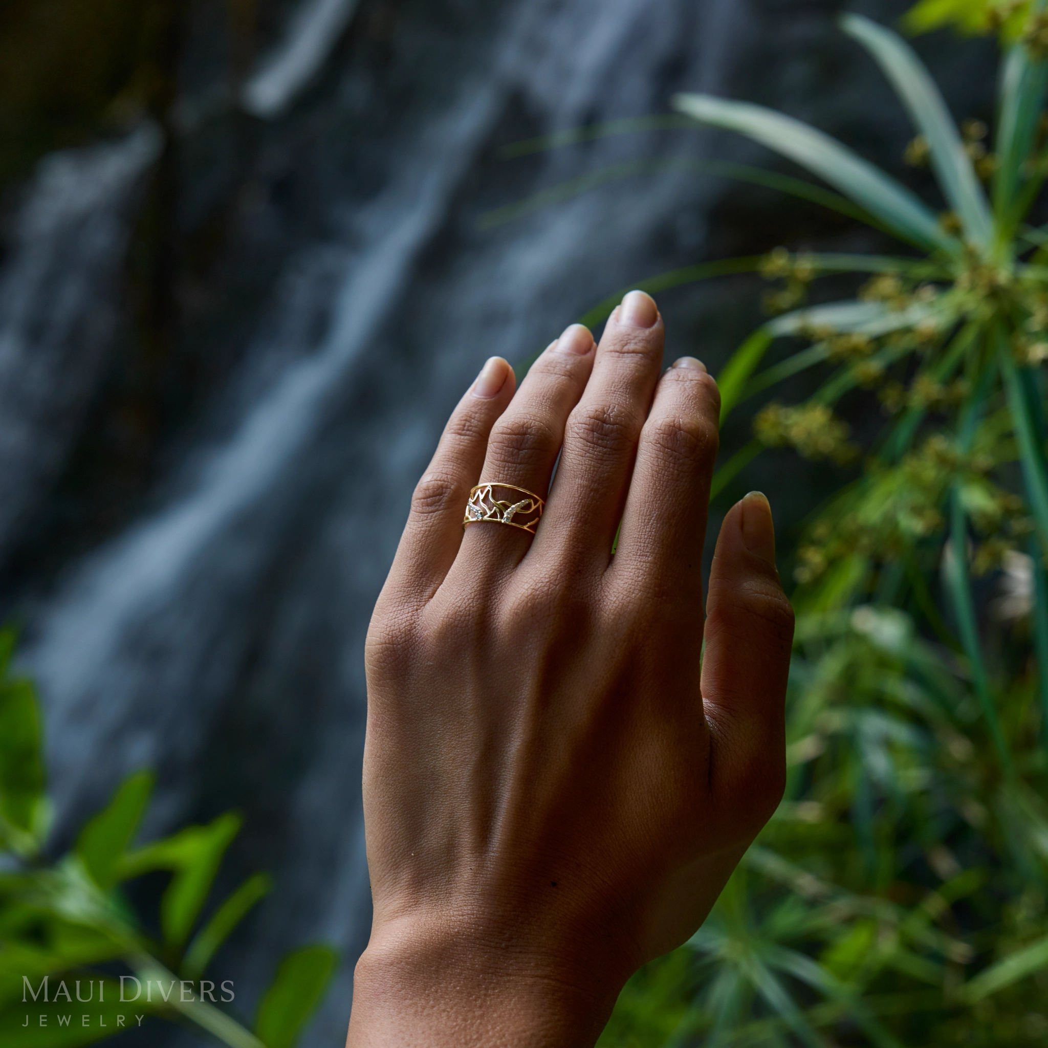 Ko?olau Waterfall Ring in Gold with Diamonds - 10mm Elegant Layer