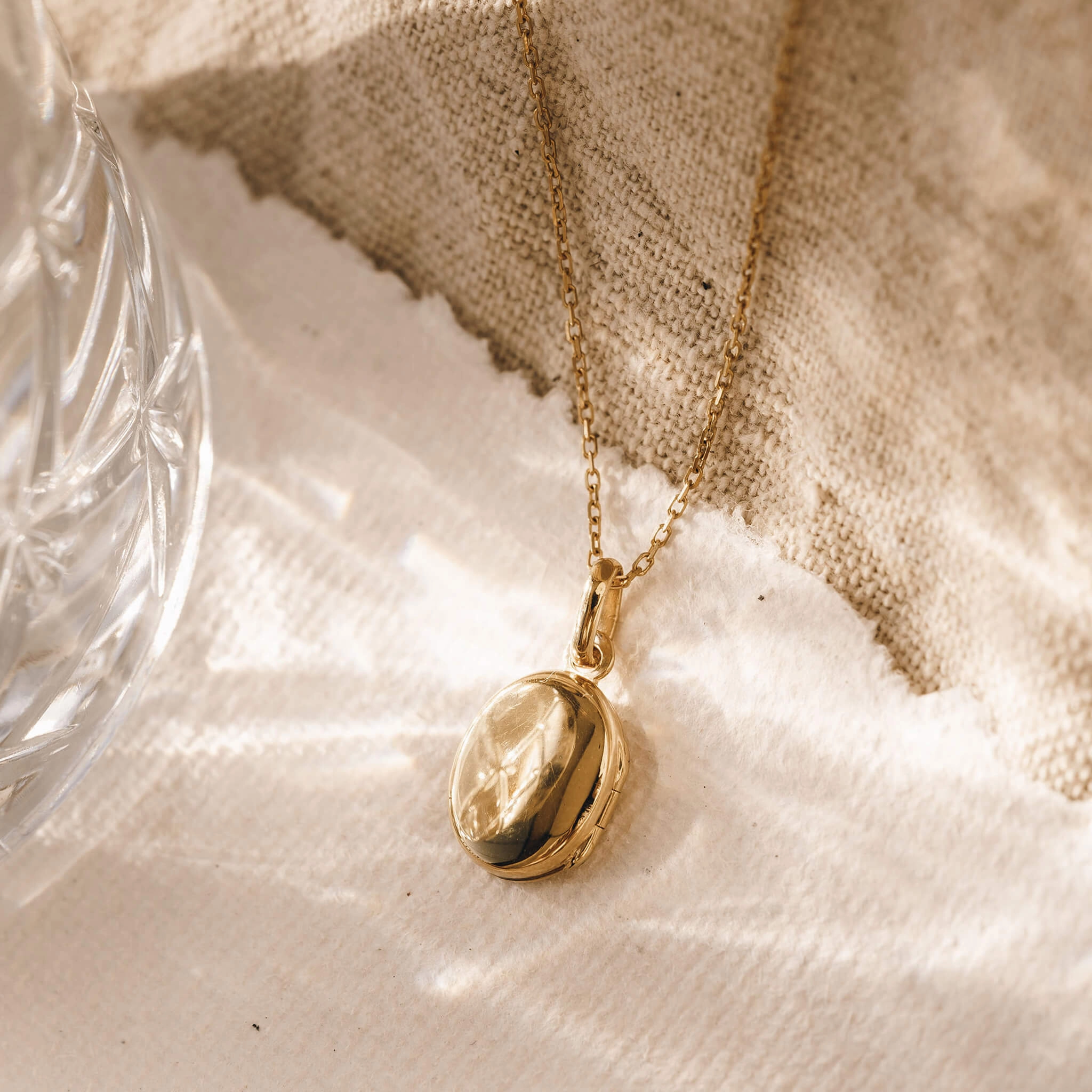 Locket Necklace - Marte Romantic Finish Layer mood