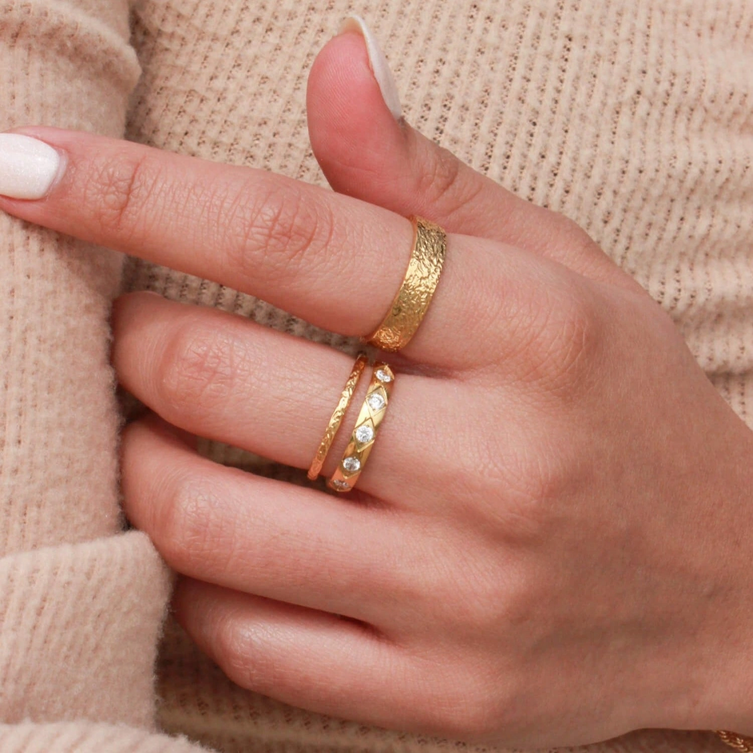 LUX THICK HAMMERED BAND RING Dashing Accent