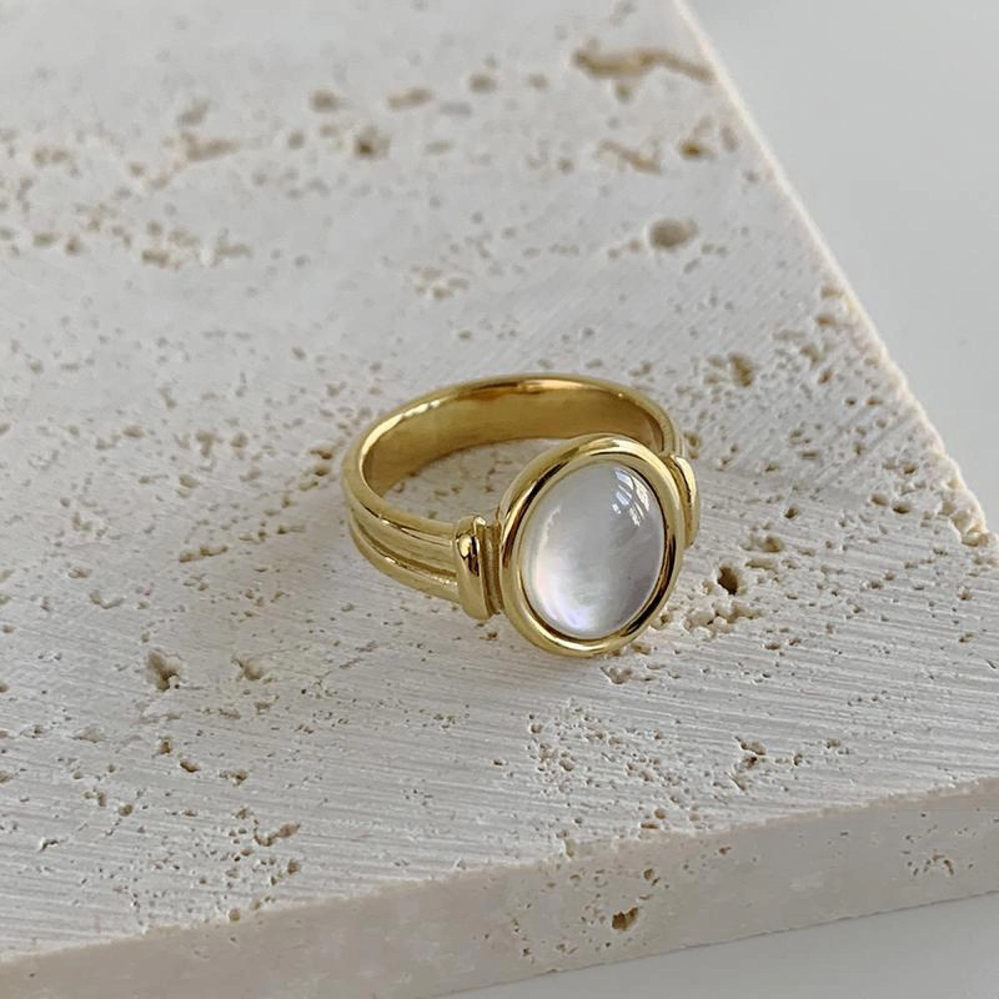 Minimal Pop Sousanna 18K Gold Dipped Mother of Pearl Signet Ring | Chunky Gold Ring, Retro Gold Shell Ring, Stackable Baguette Ring Rhombus Boho Minimalist Ring