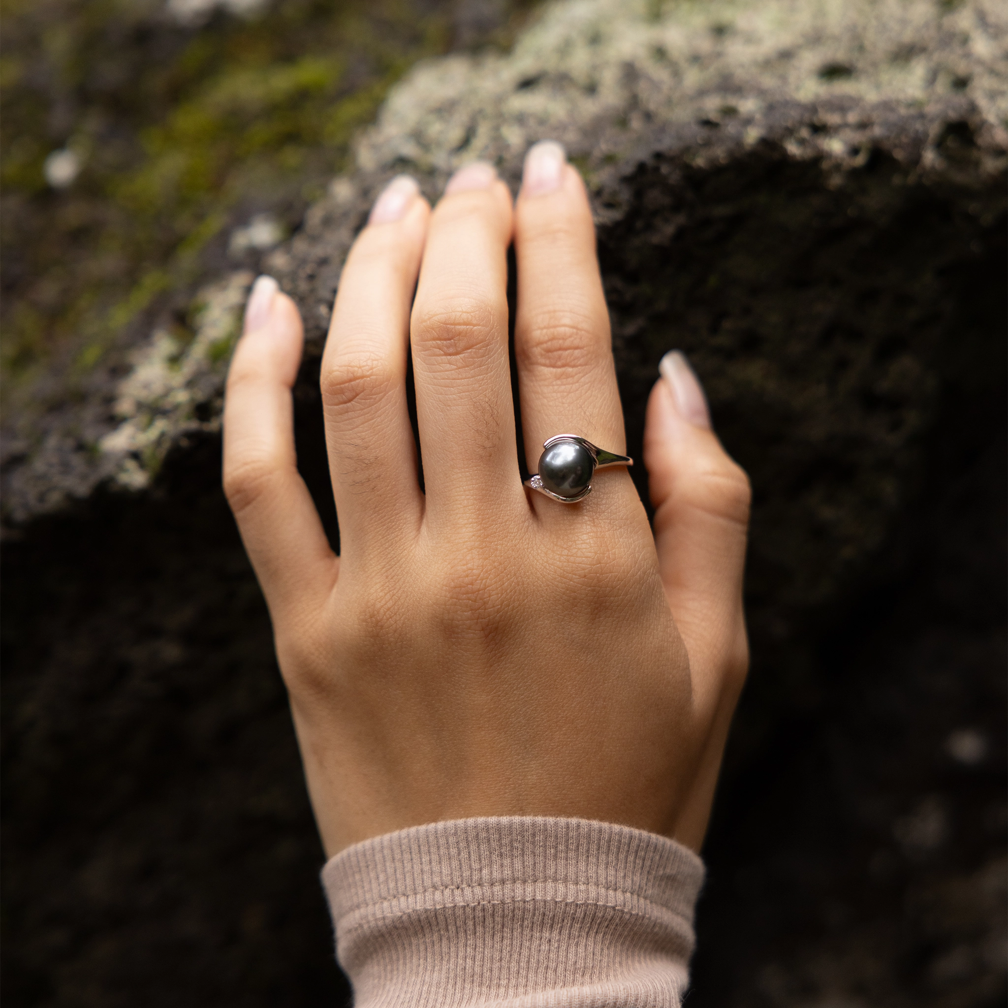 Sentimental Expression Tahitian Black Pearl Ring in White Gold with Diamond - 9-10mm