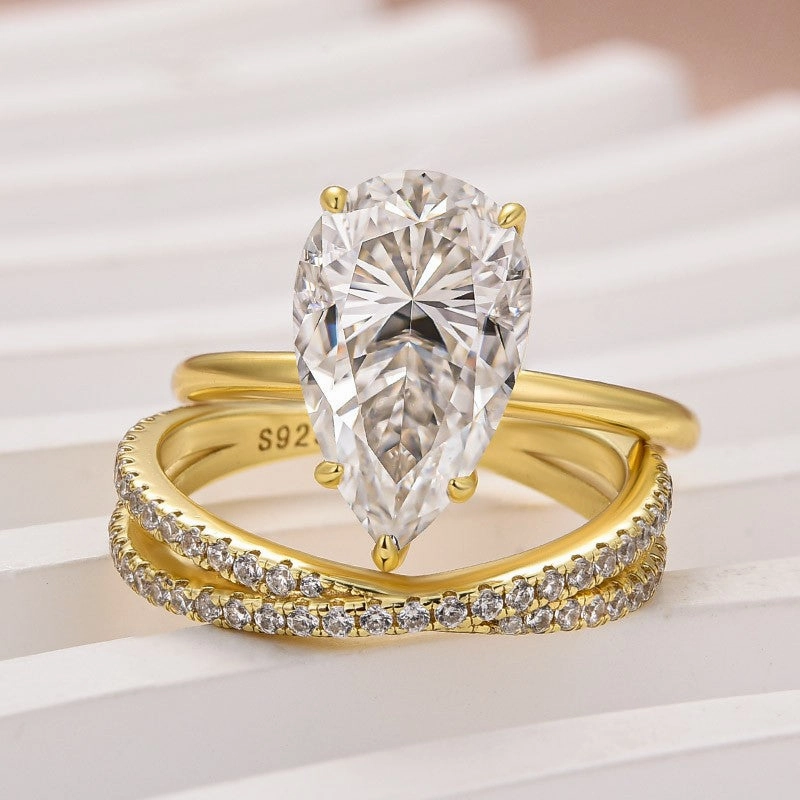 date night look Dynamic Form Moissanite 4.0 Ct Pear Cut Yellow Gold Wedding Ring With X Criss Cross Wedding Band