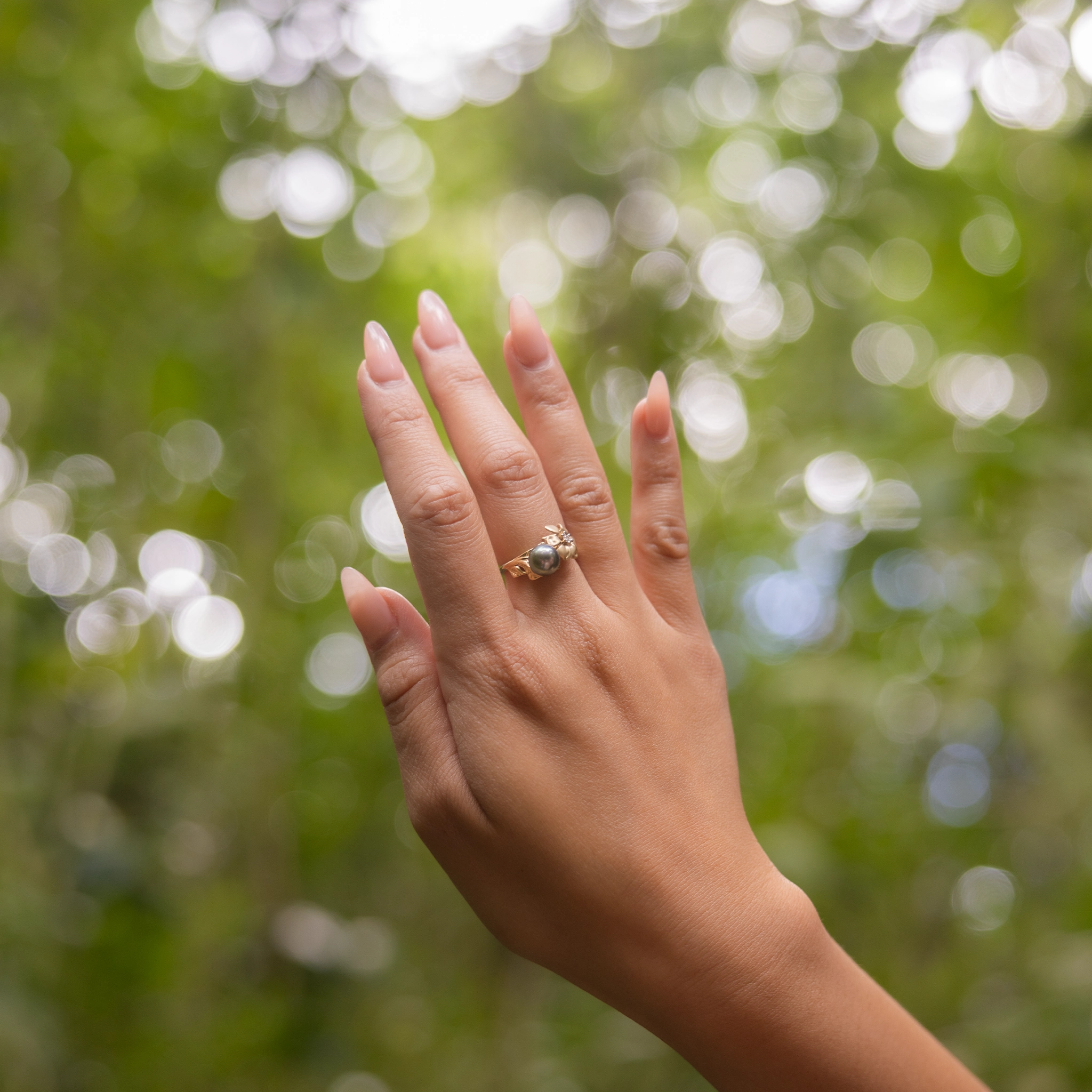 N????? Tahitian Black Pearl Ring in Gold with Diamond - 7-8mm Allure Detail