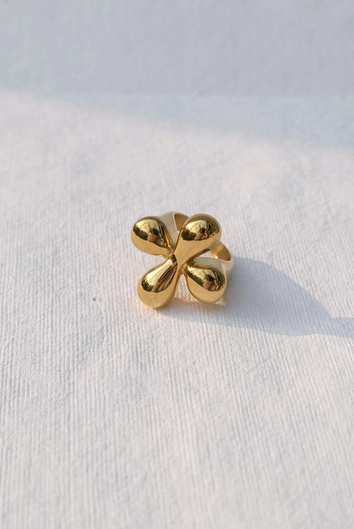 Unique Expression Puffed Clover Ring Gold