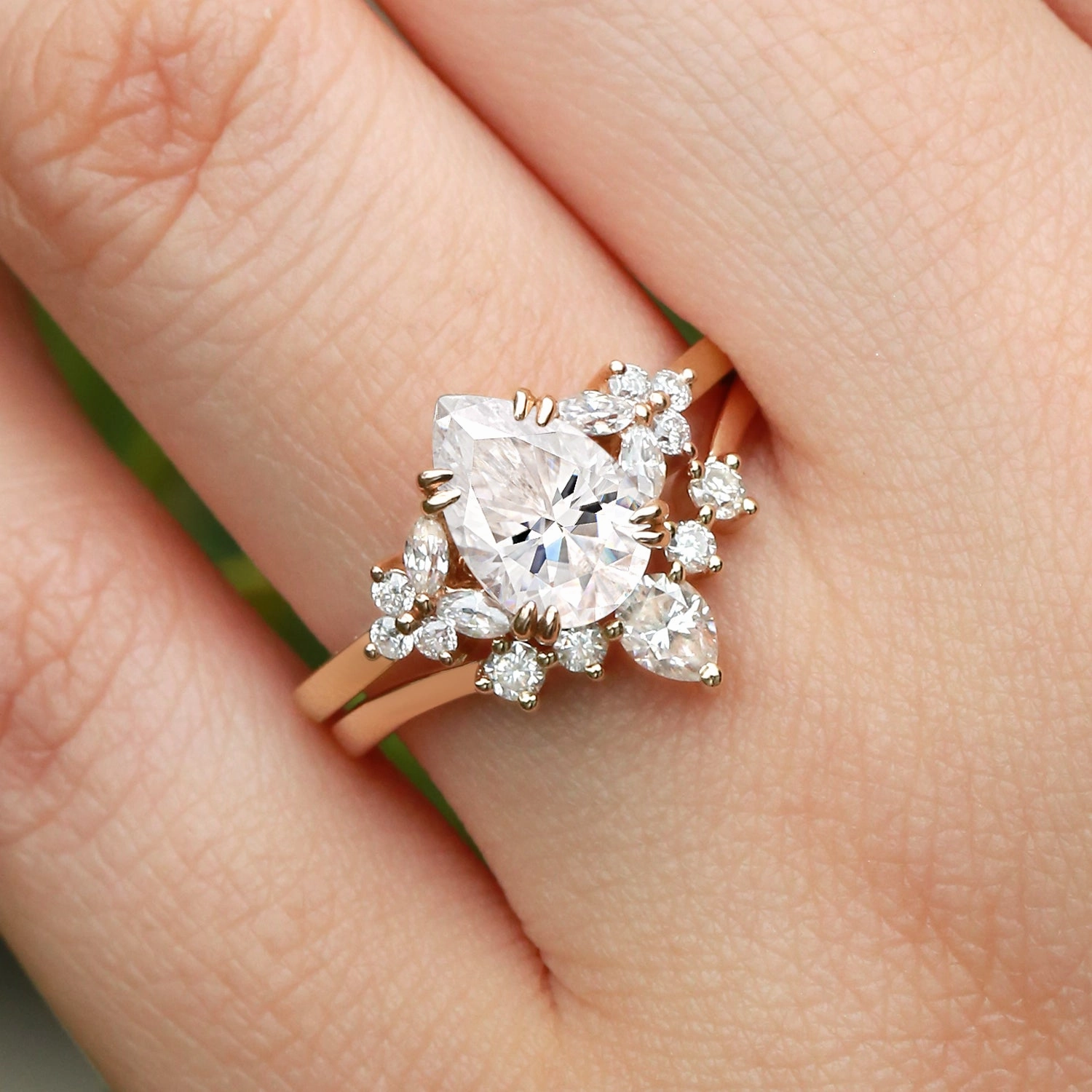 Pear Shaped Moissanite Cluster Chevron Gold Ring Set 2pcs - Cerys bright light Daily Detail