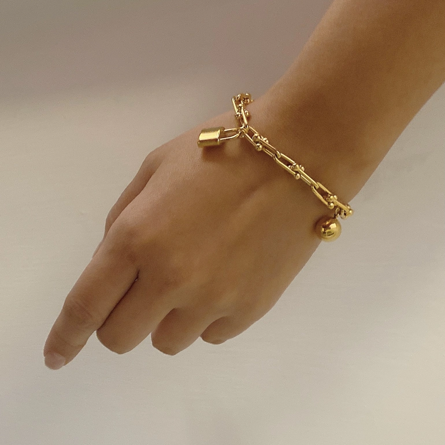 Padlock & Ball Necklace Bracelet 18K Gold U-Link Chain l Horseshoe Charm Necklace Choker Bracelet with Lock and Sphere Iridescent Adornment