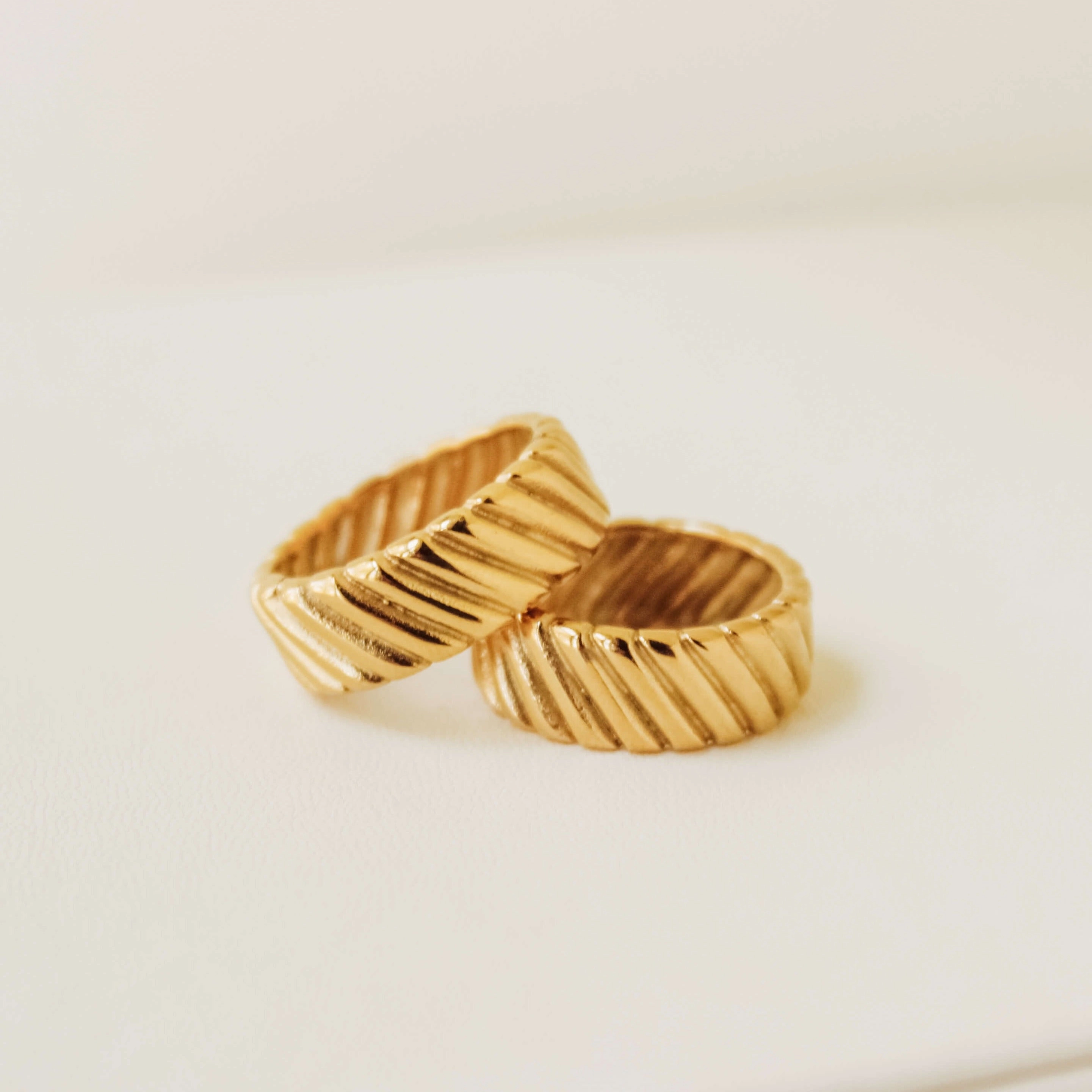PHOEBE TEXTURED BAND RING Romantic Spark