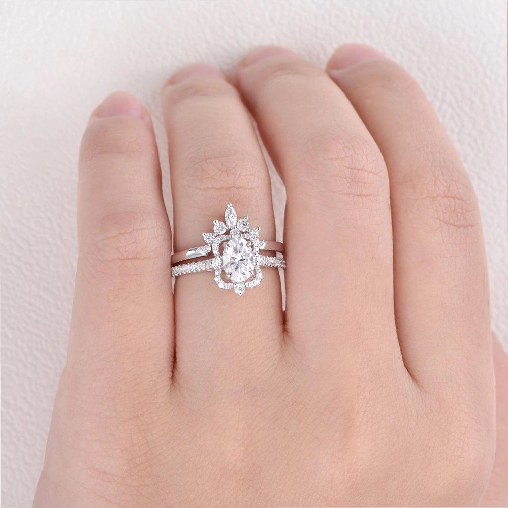 1.5ct Oval Moissanite Art-Deco Cluster Ring Set 2pcs Minimal Appeal Statement Shine