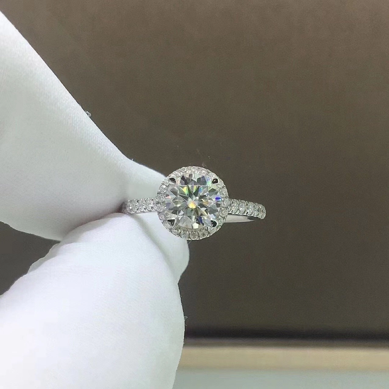 Round Brilliant Halo Diamond Engagement Ring | S925 | Moissanite Gentle Outline Sparkling Object