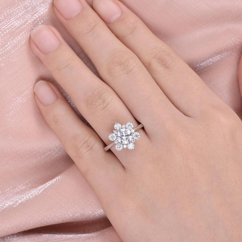 Snowflake Shaped Moissanite White Gold Ring Sophisticated Craft Classic Detail