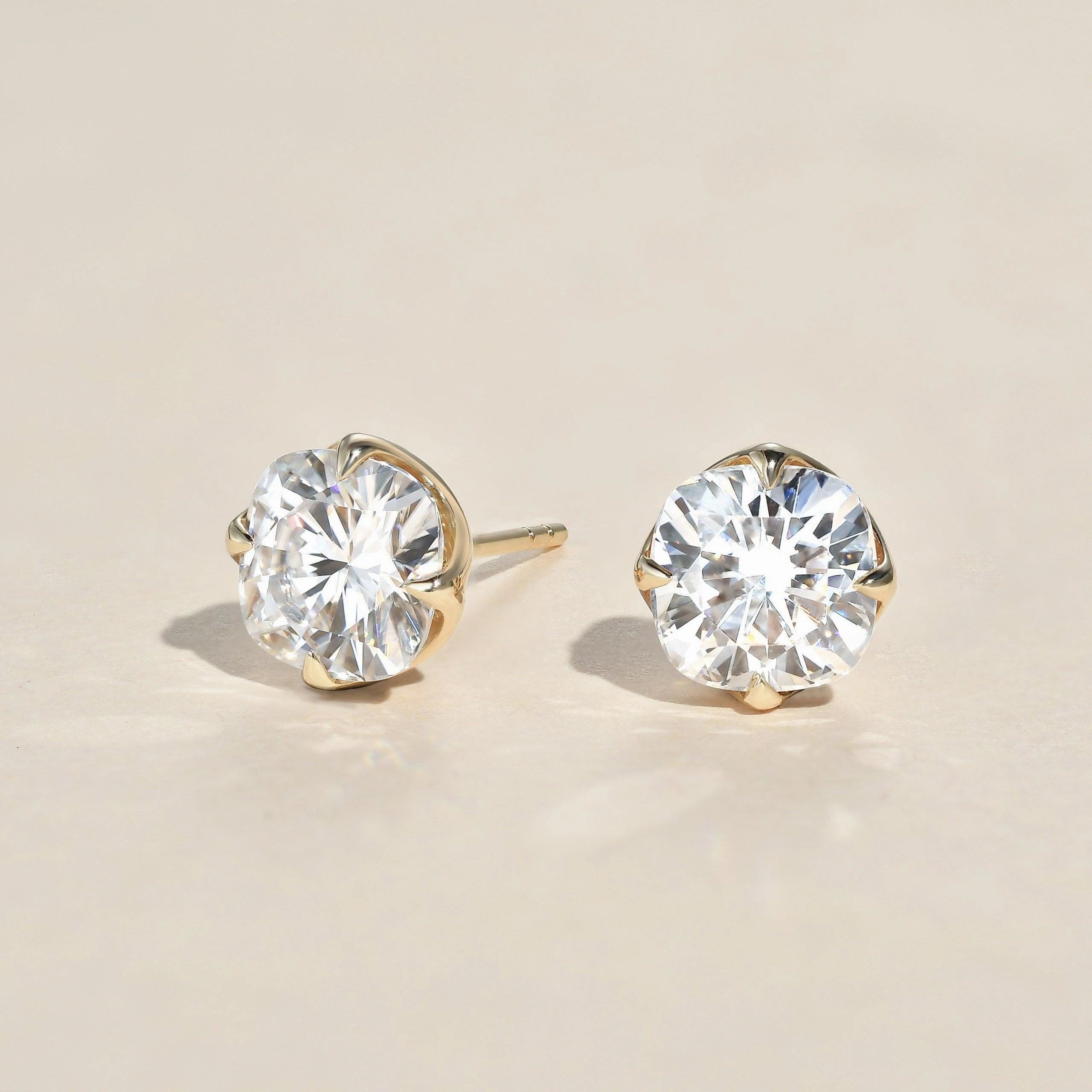 Vintage-Inspired Accent Sqaure Cushion Cut Classic 4-prong Solitaire Gold Studs Set 2pcs