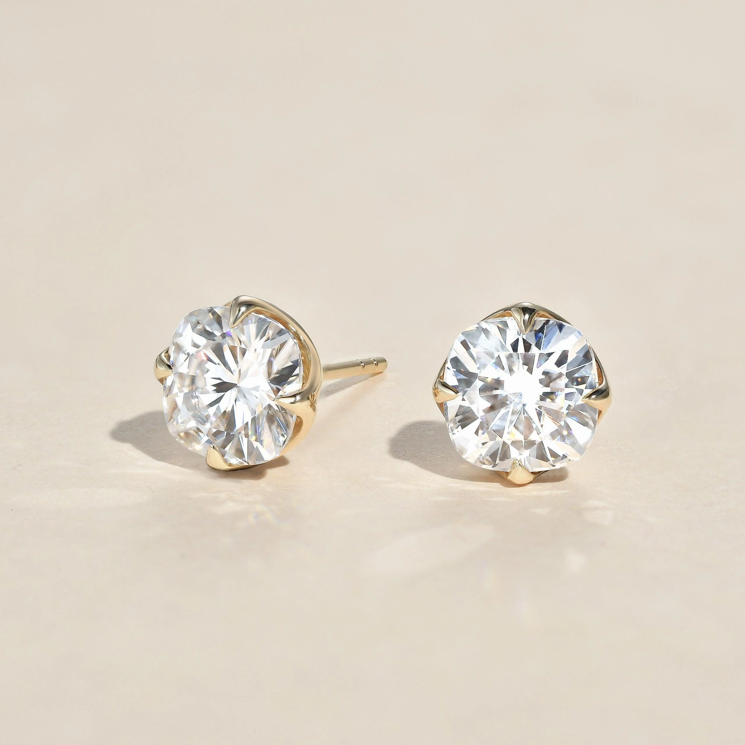 Sqaure Cushion Cut Classic 4-prong Solitaire Gold Studs Set 2pcs Affordable Finish