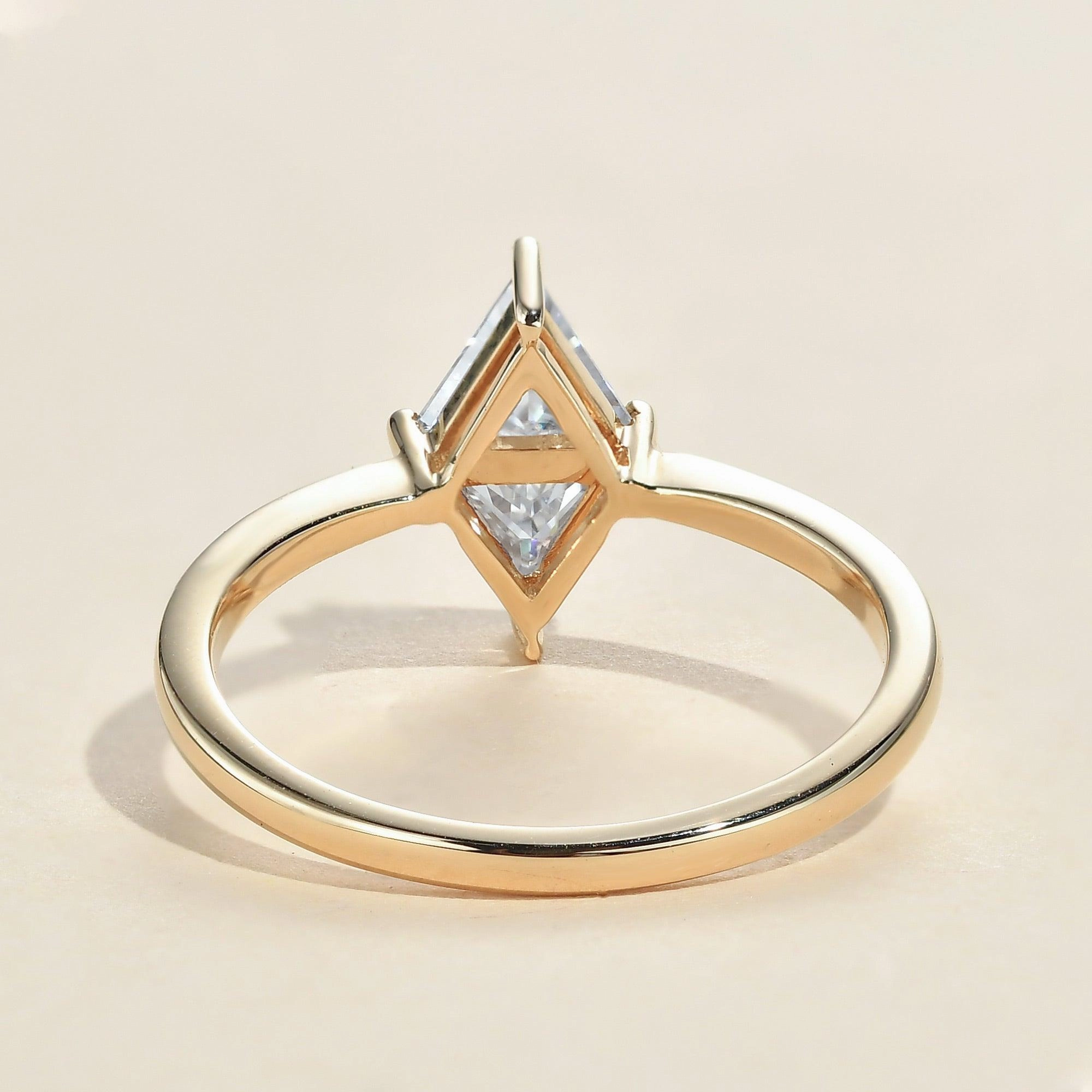 Trend Focused Vibrant Charm 1.0ct Triangle Cut Moissanite Classic Solitaire Ring