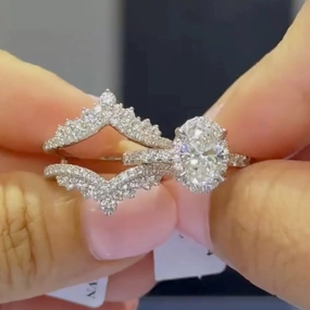 3PC 4.0Ct Halo  Oval Cut Wedding Ring Set With Two V-shaped Design Half Eternity Wedding Bands Subdued Sparkle Glam Detail