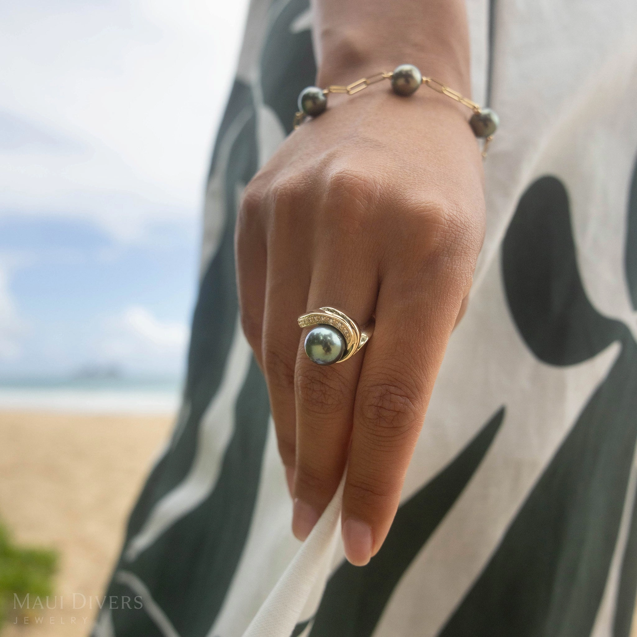 Dainty Glow Tahitian Black Pearl Ring in Gold with Diamonds - 10-11mm